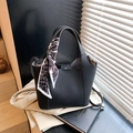 Borsa a secchiello in pelle litchi nera con sciarpa decorativa e logo ROCONU impresso - Nero