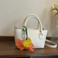 Witte emmer tas van leer met dubbele handvatten en oranje olifant bedeltje als detail - Beige Met Hanger