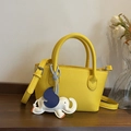 Gele emmer tas met lychee textuur en schattige olifant hanger op houten bureau - Geel met Hanger
