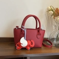Rode bucket bag met kiezeltextuur, handvatten en een unieke olifant hanger - Rood met Hanger