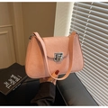 Borsa sottobraccio in pelle plissettata rosa con chiusura argento e tracolla corta - Rosa