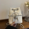 Witte emmertas van lychee-leer met parelmoeren strik en zilveren hart hanger - Broken Wit
