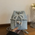 Lichtblauwe emmertas met parelstrikn en zilveren hartvormige hanger - Blauw