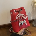 Rode leren emmertas met kettingriem, parelmoeren strik en zilveren hartvormige hanger - Rood