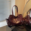 Dieprode vintage shopper met glanzende afwerking en decoratieve ritssluitingen - Bordeauxrood