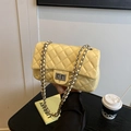 Petit sac carré jaune pastel matelassé avec bandoulière chaîne et fermoir argenté - Jaune