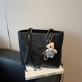 Grote zwarte kiezellederen draagtas met een schattige teddybeer hanger eraan - Zwart met hanger