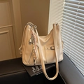 Beige kunstlederen grote tote tas met tennisracket hanger en gespvak op de voorkant - Wit