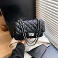 Sac bandoulière noir matelassé avec bandoulière chaîne argentée et fermoir rotatif - Noir