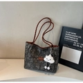 Détail du cabas gris à fleurs avec anse tressée marron et breloque nuage adorable - Noir