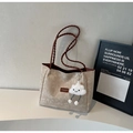 Détail du sac cabas floral avec anses tressées et charmant nuage en peluche - Blanc Cassé