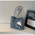 Détail du sac cabas bleu clair à motif floral avec texture et breloque nuage - Bleu