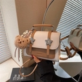 Bolso bandolera beige y camel con hebillas de estrella y colgante de oso de peluche - Blanco Y Caqui (Con Colgante)