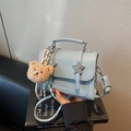Bolso de mano cuadrado azul claro con detalles de estrellas y colgante de oso - Azul (Con Colgante)