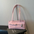 Bolso rosa de piel sintética con hebilla decorativa y colgante de corazón plateado - Rosa