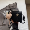Bolso bandolera de cuero negro con detalles de estrellas y colgante de osito peluche - Negro (Con Colgante)
