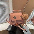 Bolso bandolera rosa con textura litchi, hebilla de estrella y colgante de oso - Rosa (Con Colgante)
