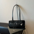 Bolso sobaco de cuero negro con cinturón de ojales plateados y colgante de corazón - Negro