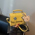 Petit sac à main jaune avec étoiles métalliques et pendentif ours en peluche - Jaune (Avec Pendentif)