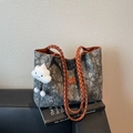 Borsa tote vintage in tela floreale con manici intrecciati e ciondolo a nuvola bianca - Nero