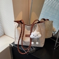 Borsa tote in camoscio bianco sporco con tracolla intrecciata marrone e ciondolo a nuvola - Bianco Sporco