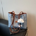 Borsa tote capiente blu denim con manici intrecciati e ciondolo a nuvola - Blu e Caffè