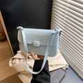 Elegante bolso de hombro cuadrado azul claro en cuero sintético con cierre magnético - Azul