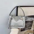 Piccola borsa quadrata argento con motivo litchi, catena spessa e ciondolo unicorno - Argento