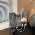 Borsa tote in jacquard blu con motivi floreali, tracolla intrecciata e ciondolo a nuvola - Blu