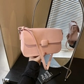 Bolso cuadrado rosa mate de cuero con correa ajustable y cierre magnético - Rosa