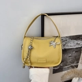 Borsa quadrata in pelle gialla con catena argento e ciondolo a forma di cavallo - Giallo