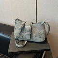 Borsa a spalla in denim azzurro con borchie a stella e tracolla - Azzurro