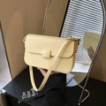 Bolso de hombro cuadrado pequeño amarillo crema con solapa vintage y hebilla chic - Amarillo