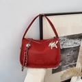 Borsa a mano rossa motivo litchi con catena argento e ciondolo di Pegaso - Rosso