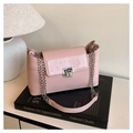 Sac rose en cuir verni à effet craquelé avec bandoulière chaîne et boucle argentée - Rose