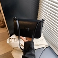 Bolso de hombro cuadrado negro clásico en cuero PU con elegante hebilla de solapa - Negro