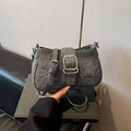 Borsa a spalla in denim grigio scuro con toppe a stella e borchie punk metalliche - Nero
