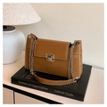 Sac bandoulière chic en cuir marron craquelé avec chaîne argentée et fermoir en métal - Kaki