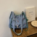 Sac seau en toile bleu clair avec broderie cerise et cordon de serrage vert - Cerise Bleu Clair