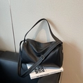 Bolso bandolera negro con textura de lichi, correa ancha y detalles metálicos - Negro