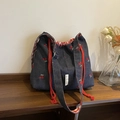 Sac seau en denim avec broderies cerises rouges et fermeture par cordon de serrage en coton - Cerise Bleu Foncé