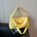 Bolso Boston amarillo brillante de cuero con patrón lichi y correa ancha ajustable - Amarillo