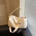 Bolso Boston blanco en cuero con patrón de lichi, correa ajustable y asa superior - Blanco