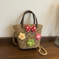 Handgefertigte Stroh-Eimertasche mit bunten Häkelblumen und gepunkteter Schleife - Khaki
