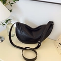 Sac bandoulière demi-lune noir avec texture cuir plissé vintage et boucle argentée - Noir