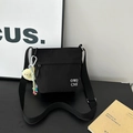 Borsa tote nera in nylon con ricamo, tracolla e simpatico ciondolo di peluche giallo - Con Ciondolo / Nero