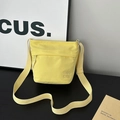 Secchiello in nylon giallo vivace con tracolla larga regolabile e tasca frontale - senza ciondolo / Giallo