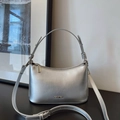 Borsa hobo metallizzata argento minimalista con tracolla regolabile e liscia - Argento
