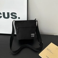 Borsa a secchiello minimalista in nylon nero con tracolla regolabile e tasca zip - senza ciondolo / Nero