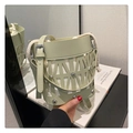 Détail du sac seau vert clair avec motif géométrique ajouré et rivets argentés polis - Vert